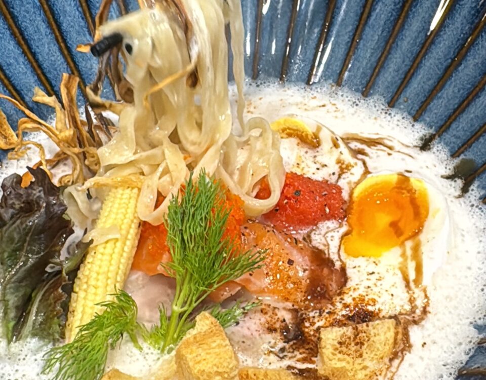 French Ramen น้ำซุปแซลมอน ดีงาม  มีวาขาที่Tokyo, Osakaด้วยน้า...