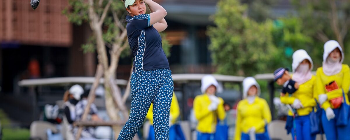 Siam Crown Charity golf    กอล์ฟการกุศลที่ได้ทำบุญช่วยหมาแมวจรจัด   ตีกอล์ฟใจฟุ ...