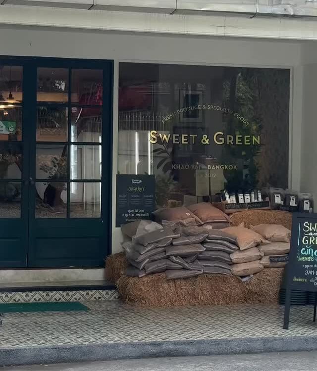 ใครหาที่ซื้อผักออร์แกนิก แนะนำ Sweet & Green เลย ได้ต้นผักเคลกลับมาด้วยเดี๋ยวมาด...