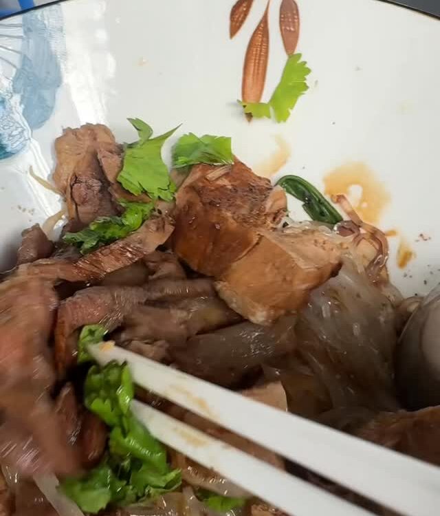 ร้าน เพ็ญจันทร์โภชนา ร้านก๋วยเตี๋ยวเนื้อแถวตลิ่งชัน หม้อเนื้อ เครื่องใน และชามเน...