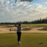 “Golf, sun, and still glowing… guess my secret?”
	•	“โดนแดดทุกวัน แต่ผิวยังโอเค…...