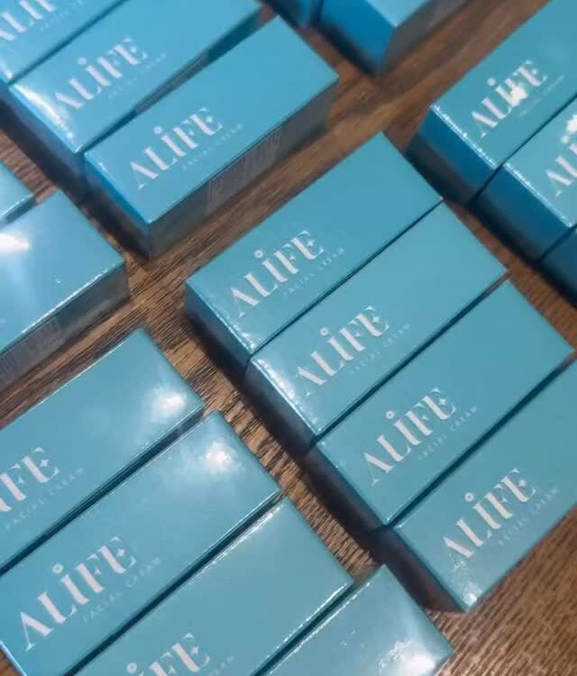 ขายครีมจนไลน์แตก! แต่แตกได้อีก
￼ซื้อ4หลอด แถม 10 ซอง
ใครสนใจครีมalife ทักinbox ห...