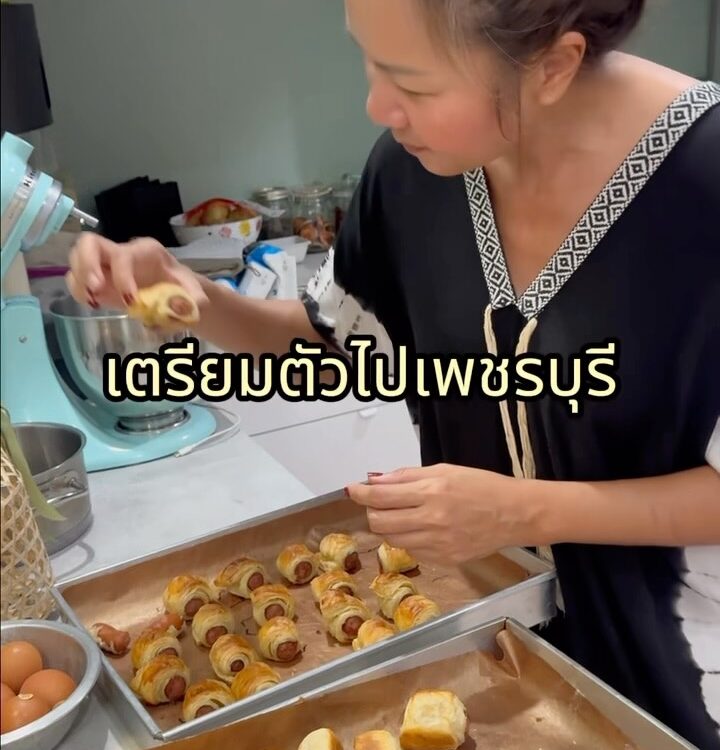 บางทีความสุข ก็อยู่ในช่วงเตรียมตัวนี่แหละ  ได้นั่งจัดชะลอม ใส่ขนมทีละชิ้น ด้วยคว...