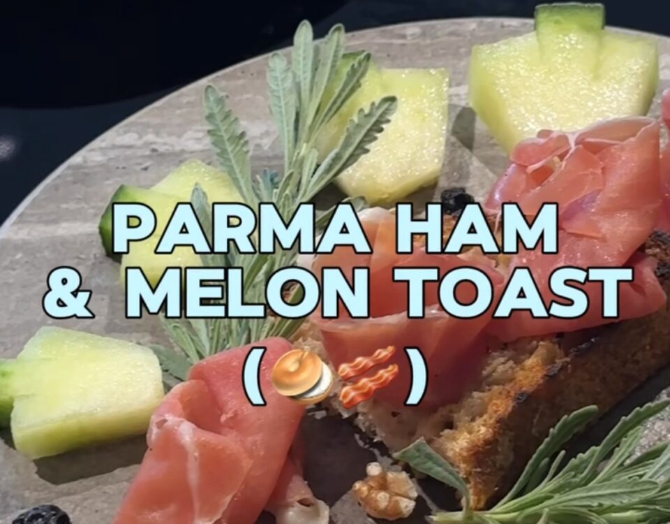 เมนูง่าย ๆ ที่รวมของโปรดไว้ในจานเดียว  Parma ham & melon toast หอมเบคอน เค็มกำลั...